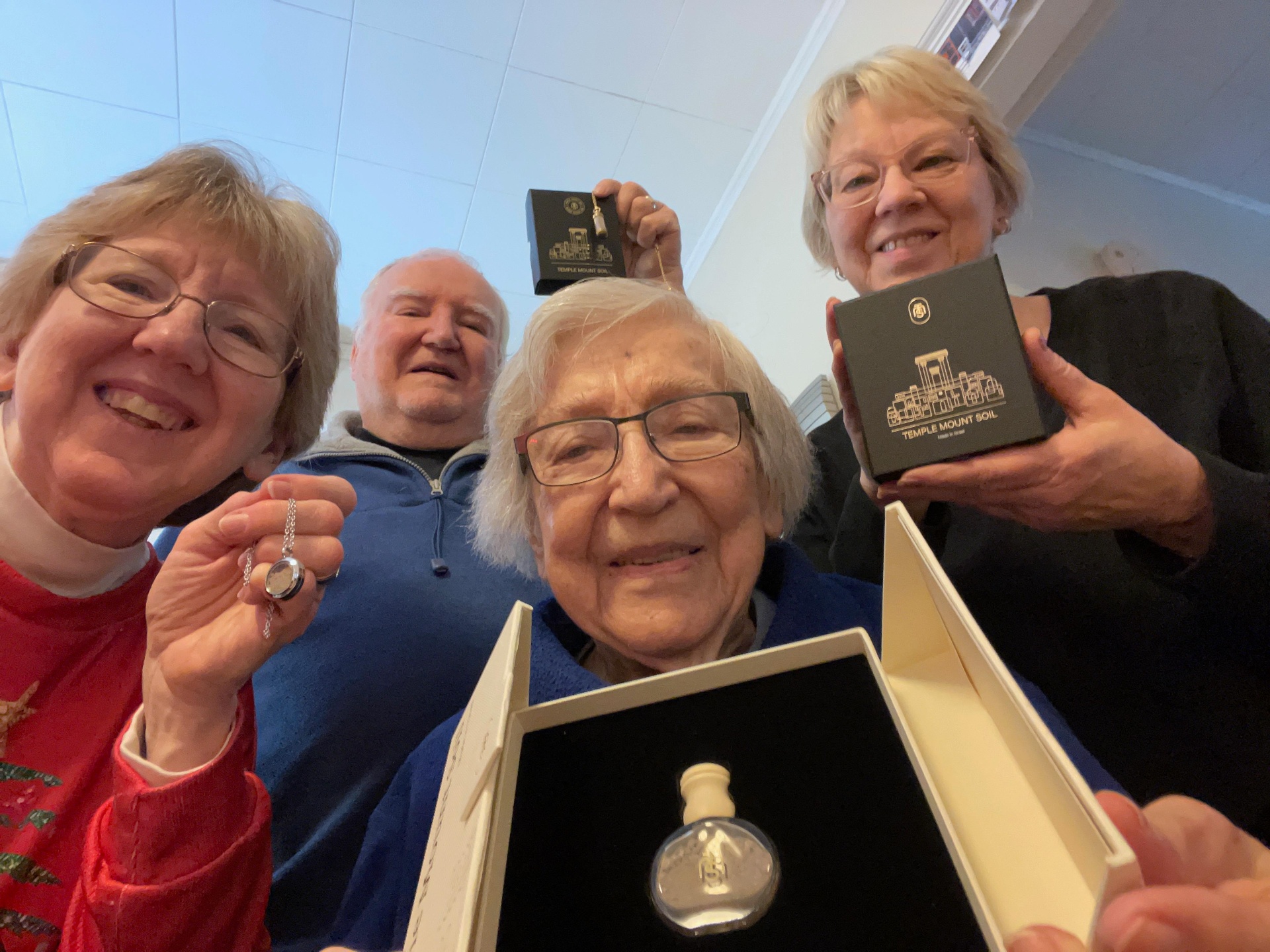 Família compartilhando presentes do Solo do Monte do Templo